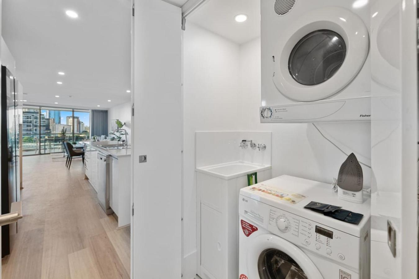 Apartment Cbd Modern 3bed Panoramic River View, 2cars And Pool
